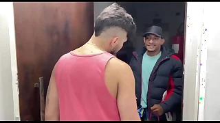 RECEBI UMA ENTREGA E PEDI PRO ENTREGADOR SUBIR&period; ELE ME COMEU COMO PAGAMENTO E AINDA ME DEU LEITE NA BOCA&period;